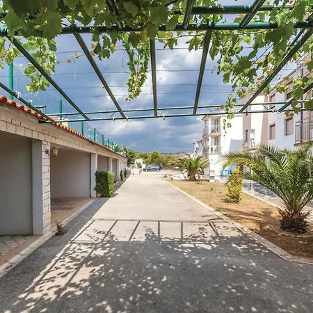 Apartment One-bedroom In Okrug Gornji